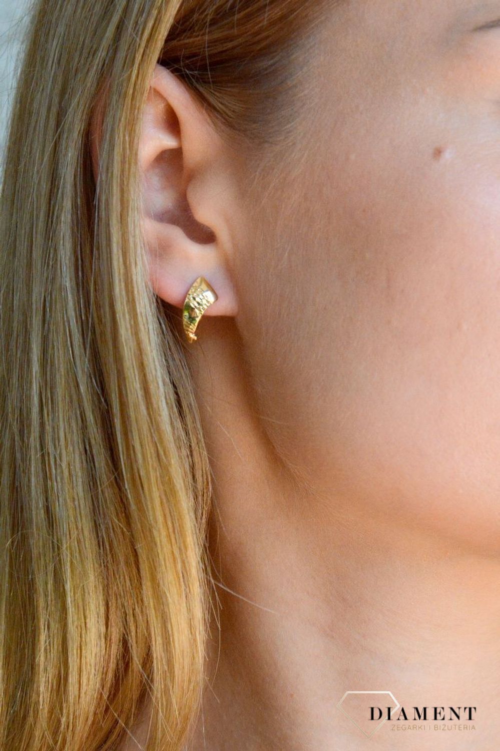 Złote kolczyki damskie 375 klasyczne z ozdobnym grawerowaniem KL 3367A 375.jpg